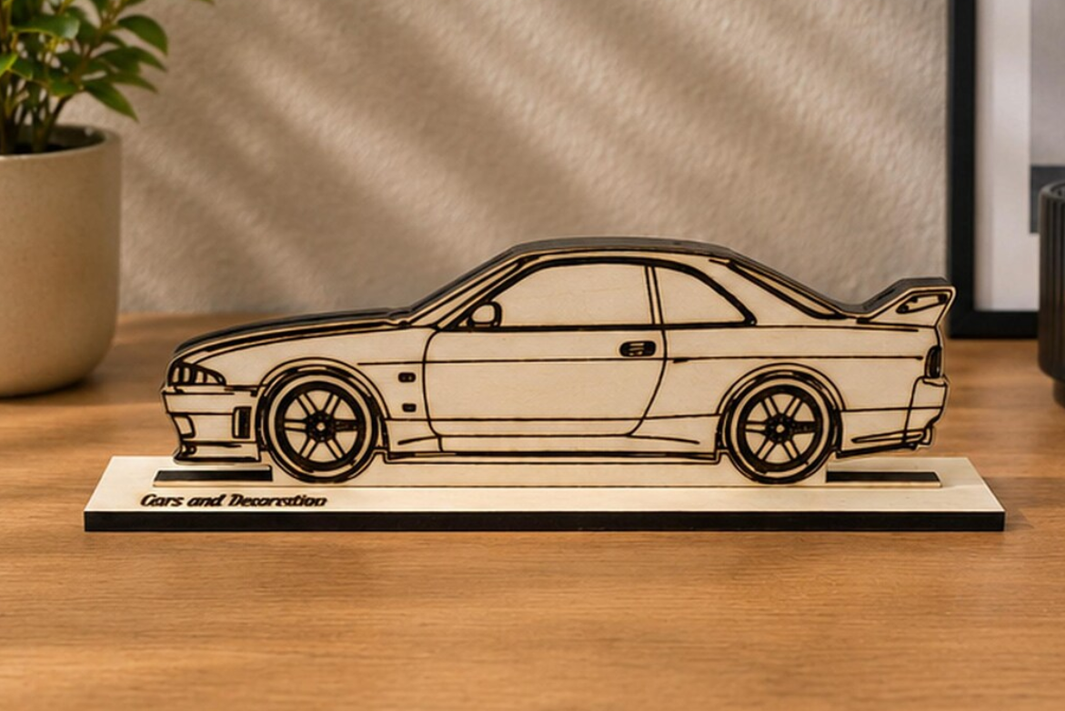 Handgefertigtes Holzmodell eines Nissan Skyline auf Ständer