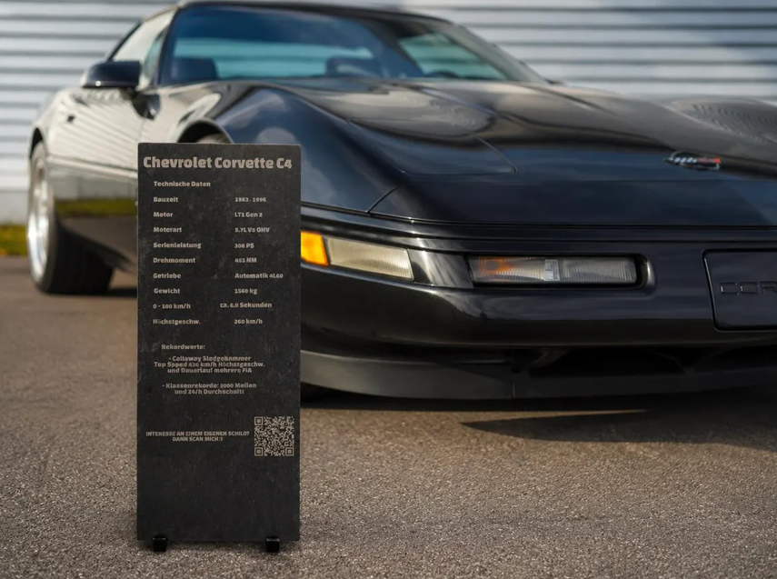 Schieferplatte mit Fahrzeugdaten eines Chevrolet Corvette C4